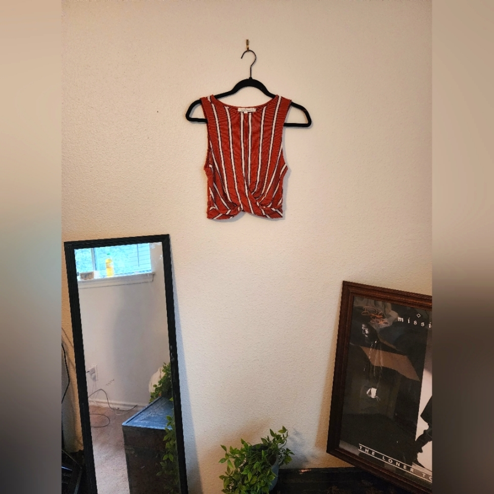 Twist Detail Crop Top | Size: L